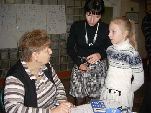 Ludmila bespricht mit der Mutter die Insulinmengen